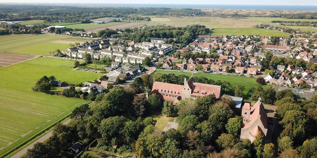 Luchtfoto van de Abdij van Egmond en het dorp Egmond-Binnen